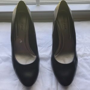 Black soft satin pump. Comfort Plus, 11W.
